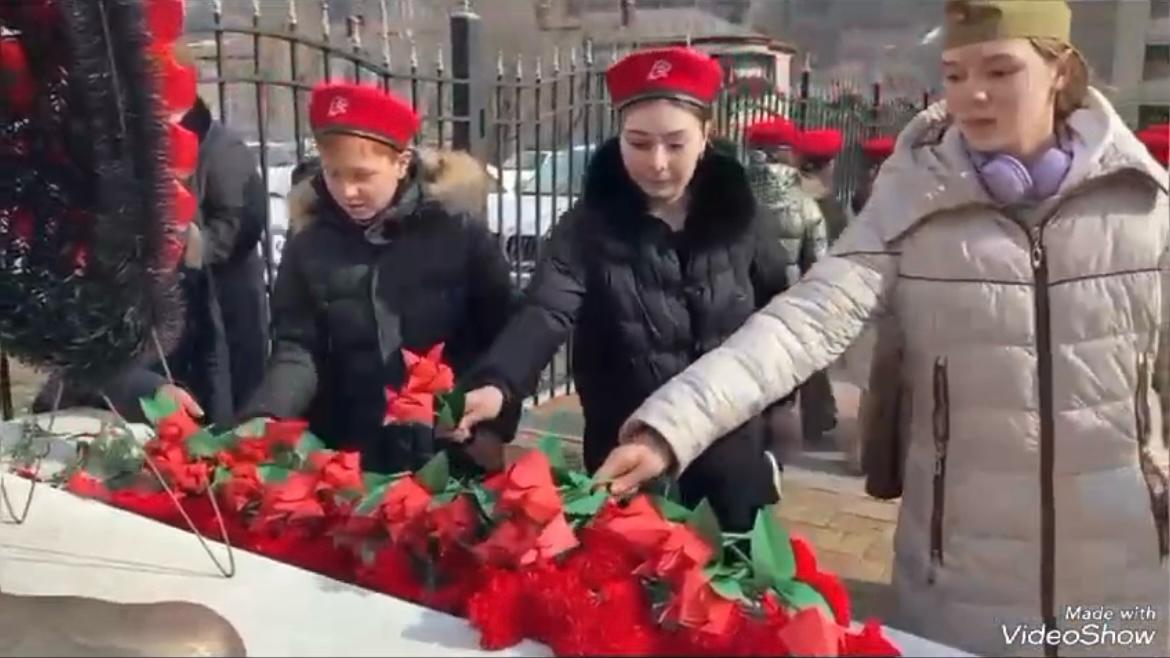 Учащиеся возложили цветы памятнику воинам-интернационалистам.
