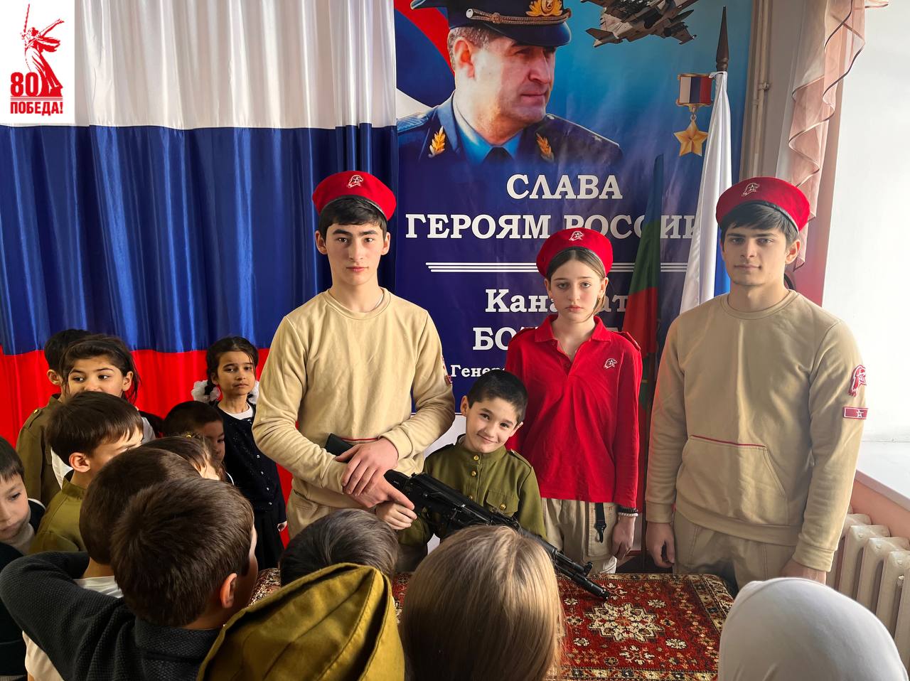 Юнармейцы продемонстрировали навыки сборки/разборки автомата Калашникова.